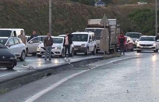 Kaza yapan araçlarının başında saygı duruşunda...