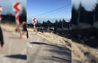 Kaza yapan otomobilden 9 yaralı çıkarıldı