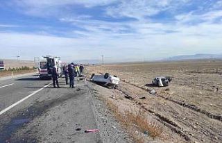 Kaza yapan otomobiller tarlaya uçtu: 5 yaralı