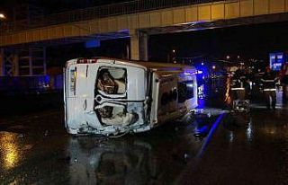 Kaza yapan servis minibüsüne akaryakıt tankeri...