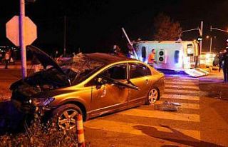 Kazada ağır yaralanan sürücüyü hastaneye taşıyan...