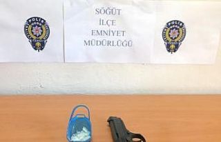 Kazaya karışan araçta tabanca ve uyuşturucu madde...