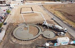 Keçiören’de buz pisti ve tenis kortu yan yana