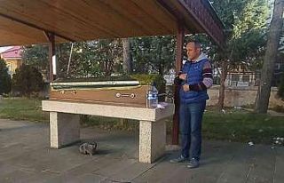 Kedilerin tabut başındaki ’vefa’ nöbeti, görenleri...