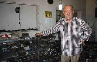 Kendisinden yaşça büyük torna tezgahında 3 çocuk...