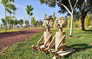 Kepez’de budanan ağaç dalları sanata dönüştü