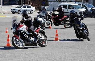 Kepez’de motosiklet sürücülerine güvenli sürüş...