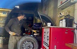 Kış mevsiminin yaklaşmasıyla lastikçilerde yoğun...