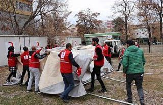 Kızılay personeli ve gönüllülerine çadır kurulumu...