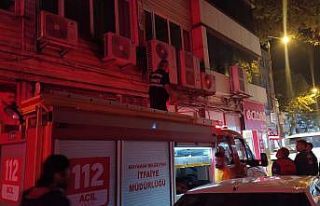 Klima motorları arasına sıkışan kediyi itfaiye...