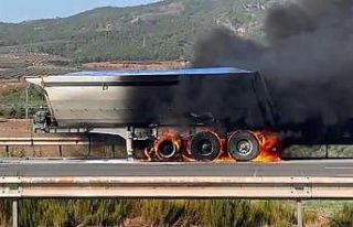 Klinker yüklü tırın dorsesi alev alev yandı