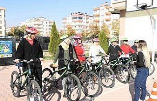 KOMEK’te kadınlara bisiklet kullanma eğitimi