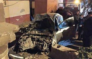 Kontrolden çıkan otomobil evin duvarına çarptı:...