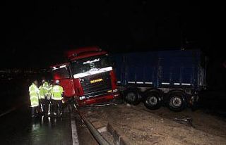 Kontrolden çıkan tır refüjde asılı kaldı, sürücü...