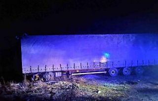 Kontrolden çıkan tır toprak alanda durabildi: 1...