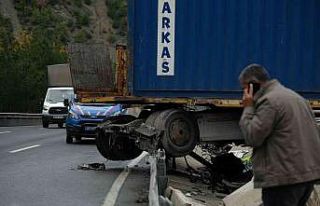 Kontrolden çıkar tır bariyerlere çarptı, zincirleme...