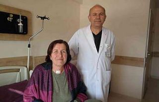 Konuşa konuşa ameliyat oldu