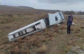 Konya’da akaryakıt taşıyan tanker devrildi: 1...