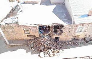 Konya’da depremde 2 bina yıkıldı, 53 binada hasar...