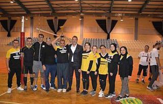 Korkuteli’nde düzenlenen voleybol turnuvasının...