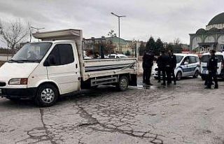 Kovalamacada polis aracına çarpan şüpheli aracı...