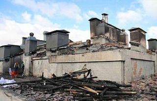 Kovulan kapıcının ateşe verdiği binada hasar...