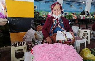 Köylü kadınlar geçimini pazarcılık yaparak sağlıyor
