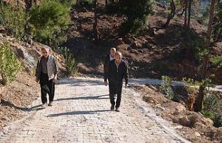 Kozan’da kırsal mahallelerde yollara parke taşı...