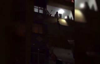 Küçük çocuğu çarşafla sarkıttılar