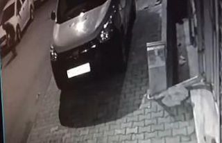 Küçükçekmece’de bir aracın lastiklerini kesip...