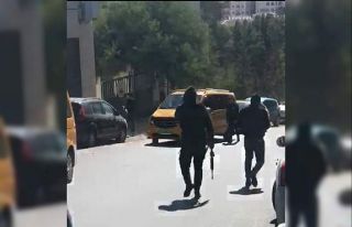 Kudüs’te maskeli kişiler üniversite girişinde...