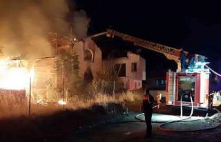 Kullanılmayan boş bina küle döndü