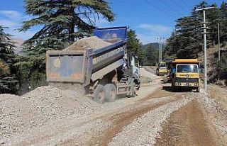 Kumluca Kuzca yolunda asfalt çalışması