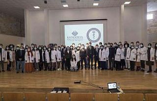 KÜN Diş Hekimliği öğrencileri beyaz önlüklerini...