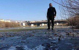 Kura Nehri’nin yüzeyi buz tuttu