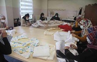 Kursa katılan kadınlar hem çeyizini hazırlıyor...