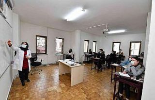 Kurslara katılarak hem bilgi ve becerilerini geliştiriyor...