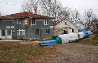 Kuvvetli rüzgar minareyi devirdi, çatıları uçurdu