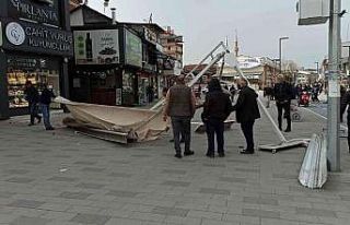 Kuvvetli rüzgar tenteyi kentin en kalabalık caddesini...