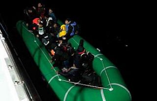 Lastik botla sürüklenen 17 düzensiz göçmen kurtarıldı