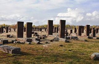 Likenleri temizlenen Selçuklu Mezarlığındaki taşlar...