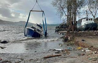 Lodos, Bodrum’da lüks yatı karaya sürükledi