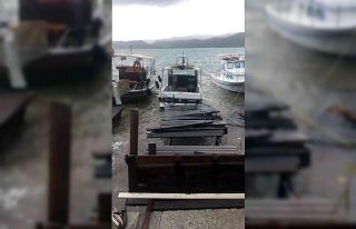 Lodos iskeleleri kopardı, tekneler hasar gördü