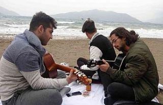Lodosa aldırış etmeyip sahilde gitar çaldılar
