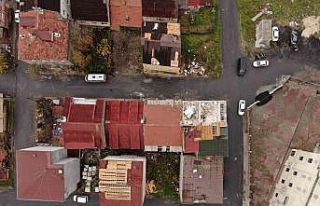 Lodosta binanın çatısı iş yerinin üzerine uçtu,...