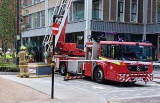 Londra’da 30 katlı binada yangın
