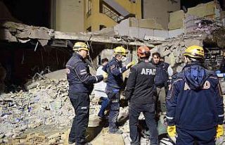 Malatya’da çöken binada arama çalışmaları...