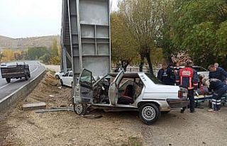 Malatya’da otomobil üst geçidin ayağına çarptı:...