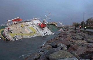 Maltepe’de fırtınada yan yatan geminin akıbeti...
