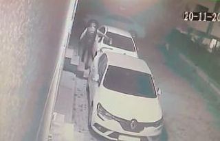 Maltepe’de park halindeki otomobile boya sökücü...